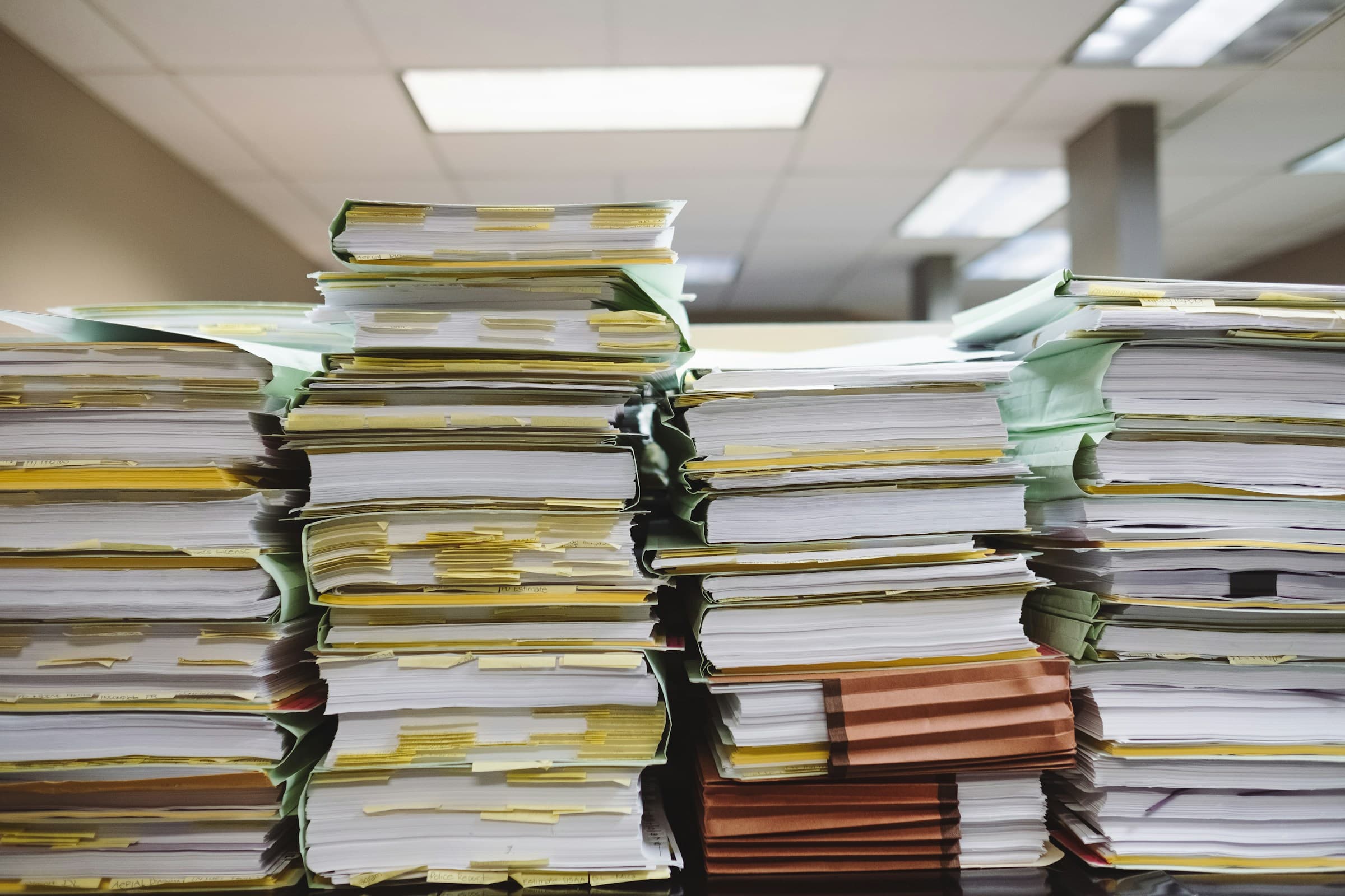 Piles de CV illustrant le défi pour un candidat de se faire remarquer par les recruteurs